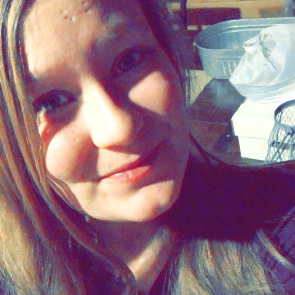 Meet your Posher, Beth - Picture 1 of 3
